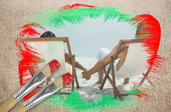 Sammansatt bild av par på stranden i solstolar — Stockfoto