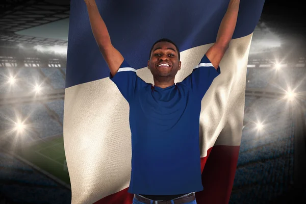 Imagen compuesta de fanático del fútbol animado en jersey azul sosteniendo —  Fotos de Stock