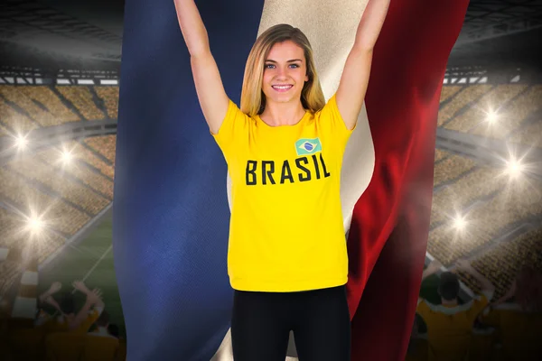 Emocionado fanático del fútbol en camiseta brasil con bandera — Foto de Stock