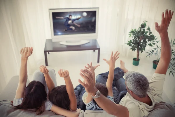 Família aplaudindo e assistindo a Copa do Mundo em casa — Fotografia de Stock