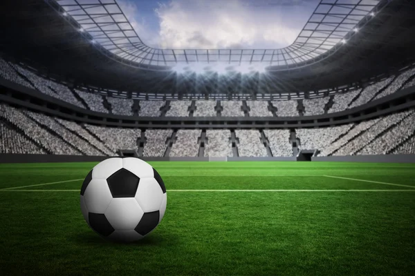 Комедийный образ черно-белого кожаного футбола — стоковое фото
