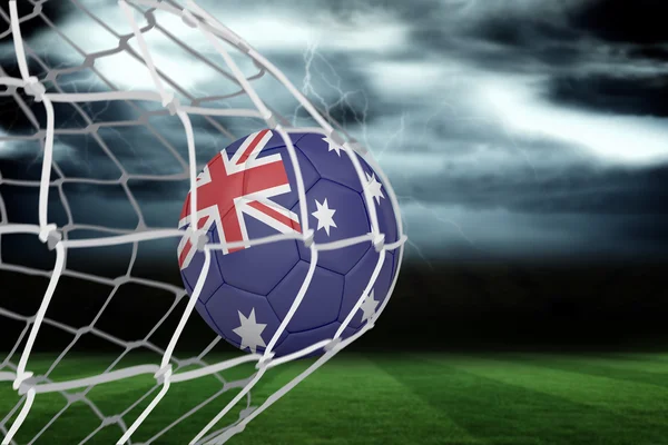 Zusammengesetztes Bild des Fußballs in australischen Farben auf der Rückseite des Netzes — Stockfoto