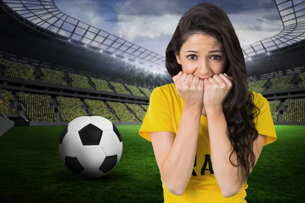 ブラジルの t シャツで緊張のフットボールのファン — ストック写真