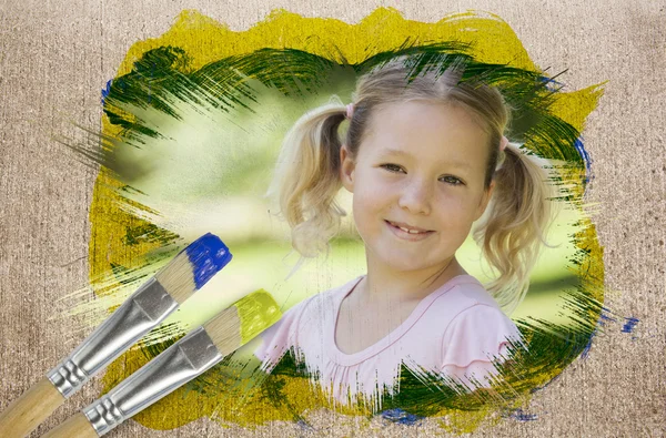 Kleines Mädchen lächelt im Park — Stockfoto