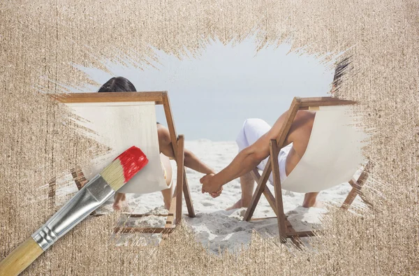 Samengestelde afbeelding van paar op het strand in ligstoelen — Stockfoto
