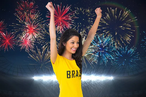 Glada fotbollsfan i brasil tshirt — Stockfoto