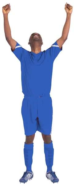 Jublande fotbollsspelare i blå tröja — Stockfoto