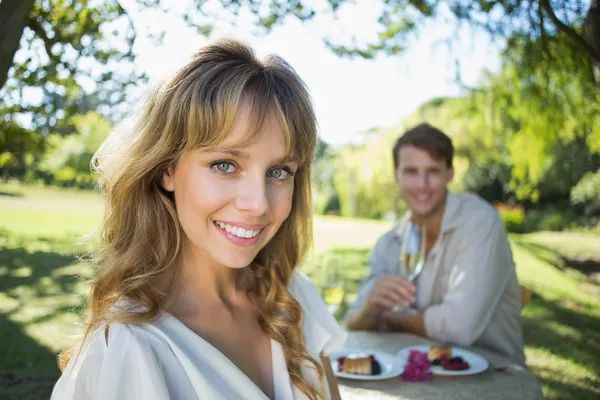 Blondin med pojkvän i bakgrunden — Stockfoto