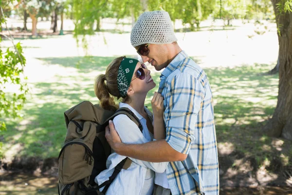 Casal abraçando uns aos outros em uma caminhada — Fotografia de Stock