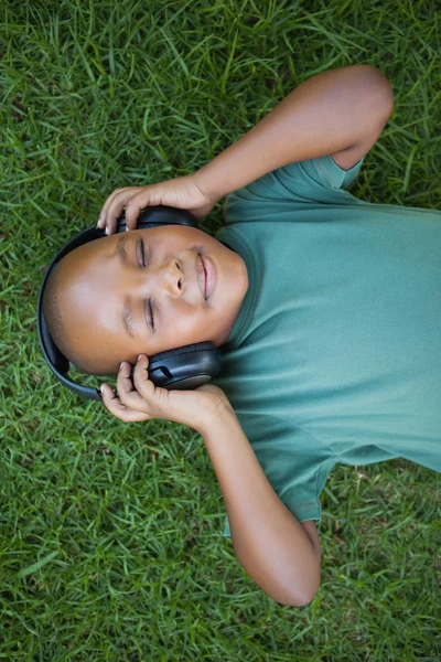 Menino ouvindo música com os olhos fechados — Fotografia de Stock