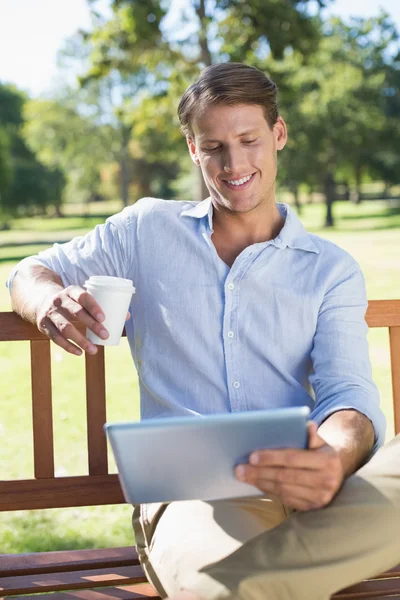 Homem usando comprimido beber café — Fotografia de Stock