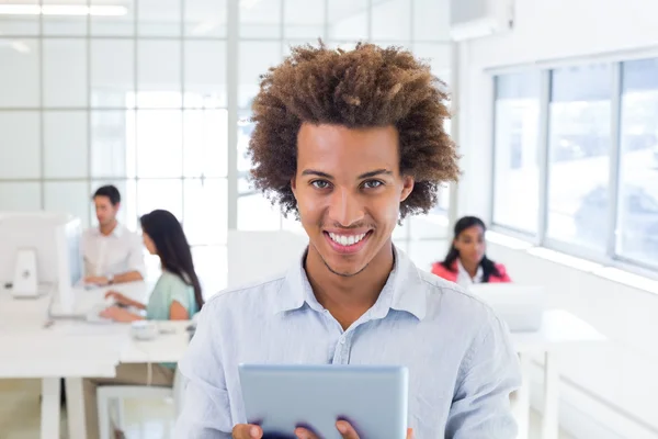 Toevallige werknemer gebruiken, tablet pc — Stockfoto