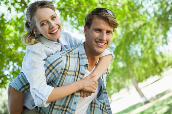 Šťastný pár v parku — Stock fotografie