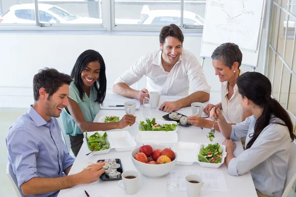 Trabajadores disfrutando de un almuerzo saludable — Foto de Stock