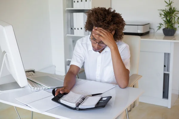 Uomo d'affari che organizza il suo programma — Foto Stock