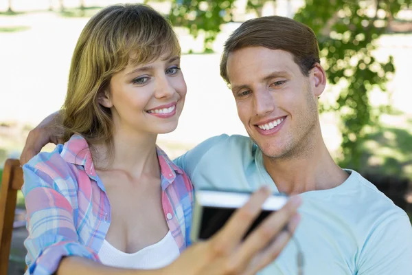 Pareja en el banco en el parque — Foto de Stock