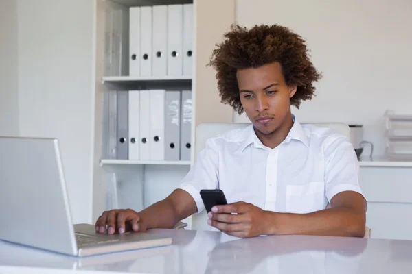 Biznesmen za pomocą jego smartphone — Zdjęcie stockowe