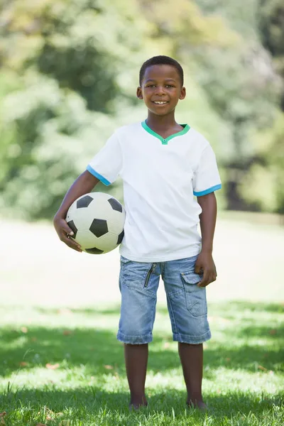 Chlapec s fotbal v parku — Stock fotografie
