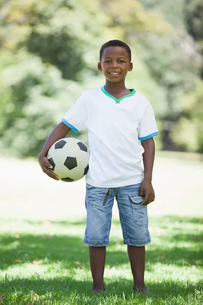 Junge hält Fußball im Park — Stockfoto