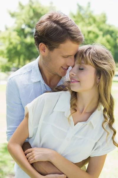 Paar omarmen in park — Stockfoto