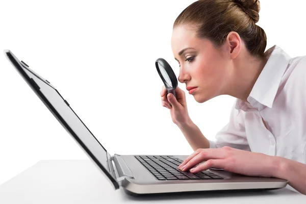 Attenta donna d'affari digitando sul computer portatile — Foto Stock