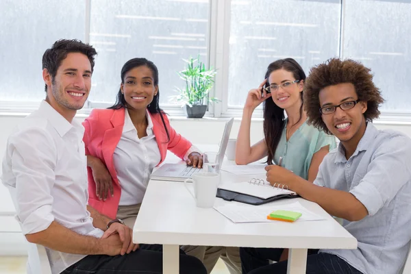 Werknemers voldoen aan tafel — Stockfoto