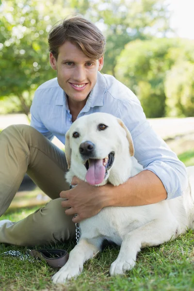 L'uomo con il suo labrador nel parco — Foto Stock