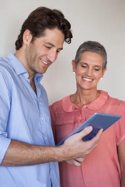 Geschäftsteam schaut auf Tablet-PC — Stockfoto