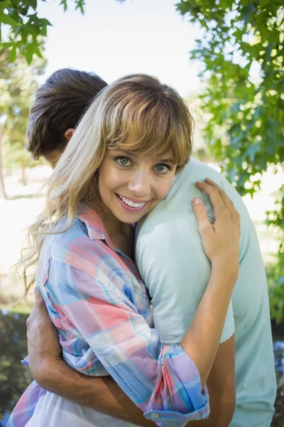 Rubia abrazando novio —  Fotos de Stock