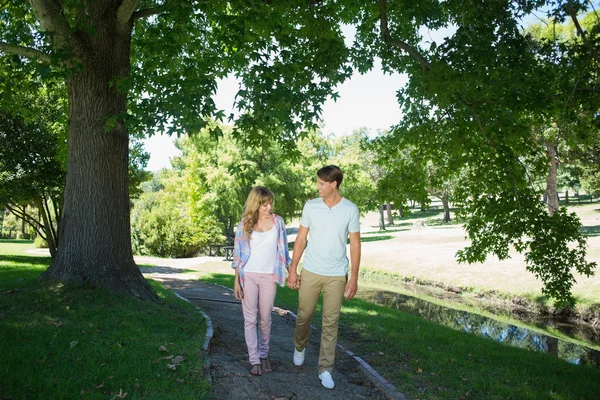 Paar wandelingen in het park — Stockfoto