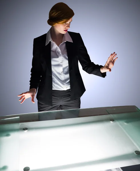 Affärskvinna gestikulerande av ett skrivbord — Stockfoto