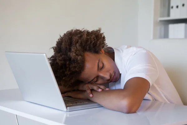 Empresario durmiendo en su escritorio — Foto de Stock