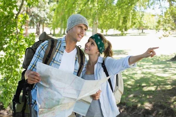 夫妇在一次徒步旅行咨询地图 — 图库照片