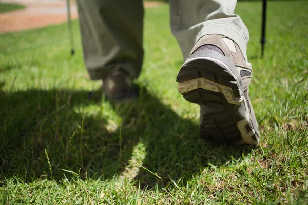 Pés de mulher em botas de caminhada — Fotografia de Stock