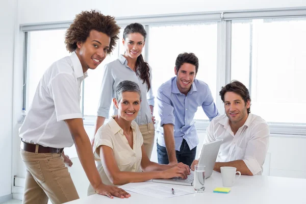 Gente de negocios trabajando con el ordenador portátil — Foto de Stock