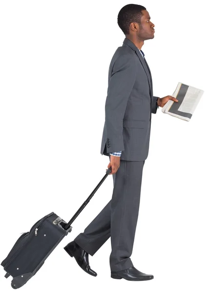 Бизнесмен тянет чемодан — стоковое фото
