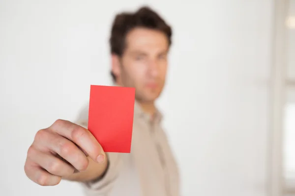 Empresário mostrando cartão vermelho — Fotografia de Stock