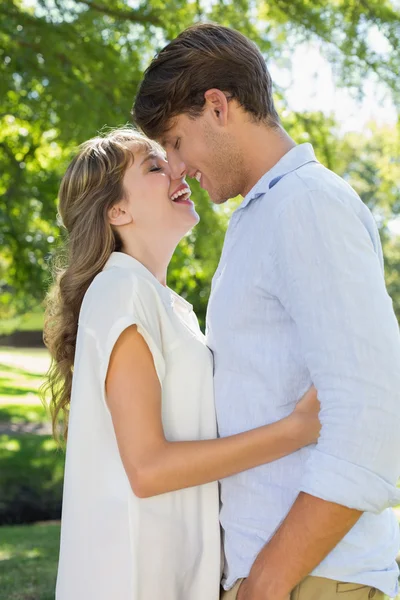 Pareja abrazándose en el parque — Foto de Stock