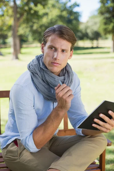 Man holding notepad and thinking — Stock Photo, Image