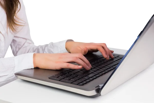 Kobieta pisząca na laptopie — Zdjęcie stockowe