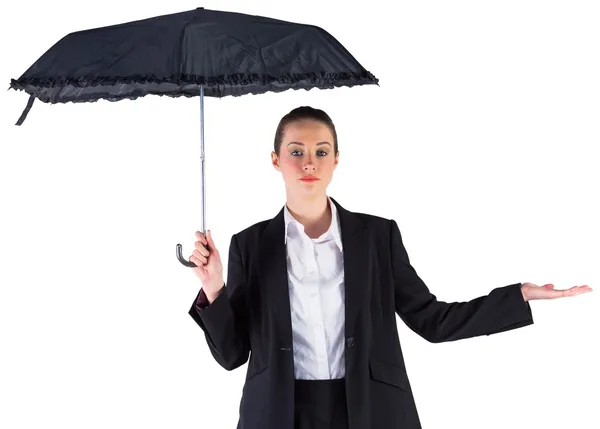 Femme d'affaires tenant un parapluie noir — Photo
