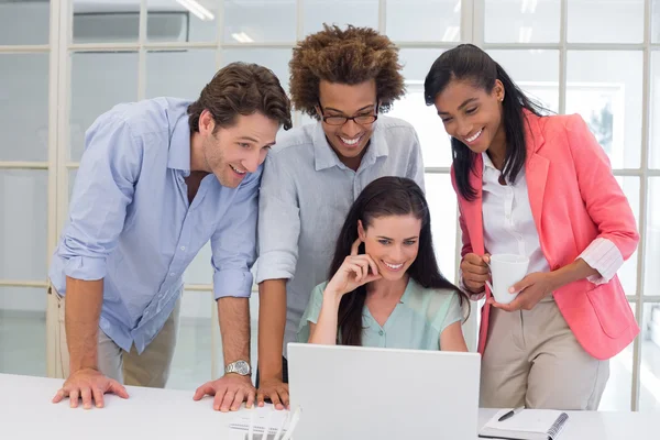 Coworkers che interagisce con il computer portatile — Foto Stock