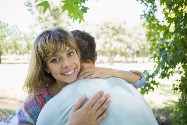 Rubia en un parque abrazando novio —  Fotos de Stock