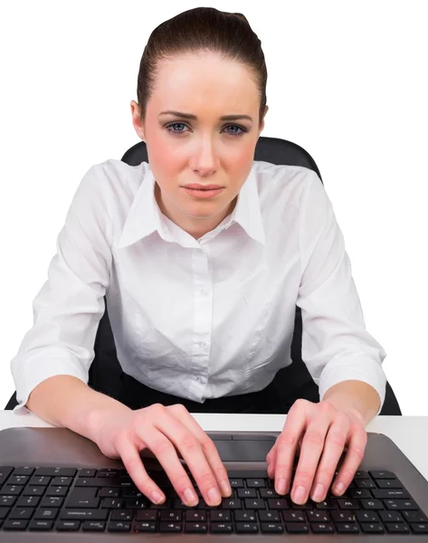 Mujer de negocios escribiendo en un teclado — Foto de Stock