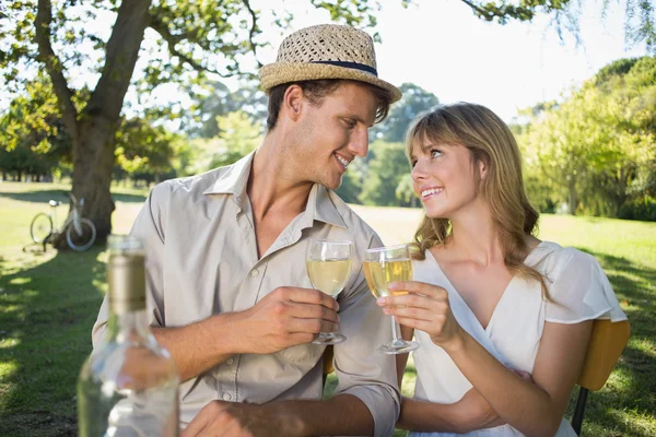 Casal bebendo vinho branco fora — Fotografia de Stock