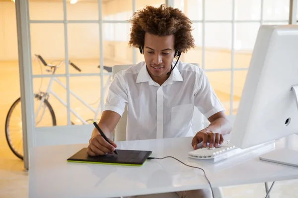 Zakenman met behulp van digitizer — Stockfoto