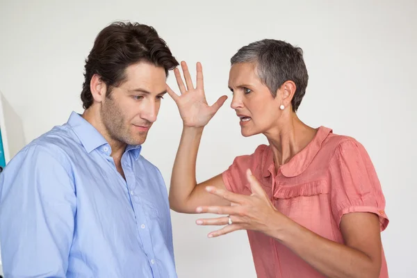 Empresária irritada gritando com empregado — Fotografia de Stock