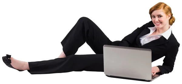 Zrzka podnikatelka pomocí její laptop — Stock fotografie