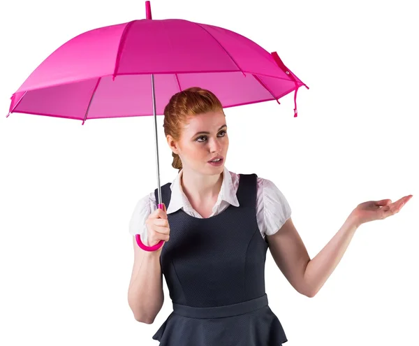 Femme d'affaires tenant parapluie — Photo