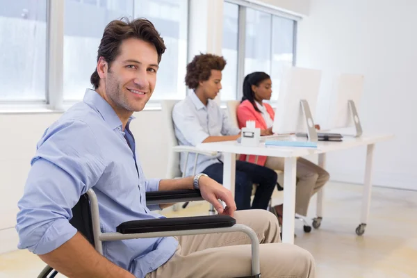 Geschäftsmann im Rollstuhl mit Behinderung bei der Arbeit — Stockfoto